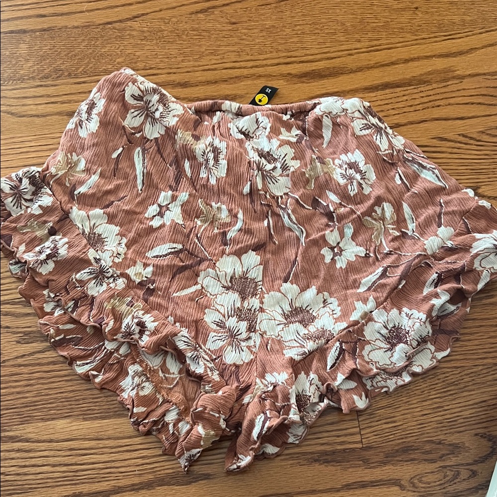 Floral Ruffle Hem Shorts - Picture 3 of 3